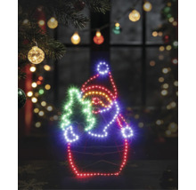 Leuchtende LED-Silhouette eines Weihnachtsmanns mit Tannenbaum auf einem Drahtgestell in einer festlich dekorierten, weihnachtlichen Umgebung.