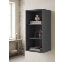 Dunkles Wandregal in Holzoptik mit drei offenen Fächern, dekoriert mit Vasen, Büchern und Schalen in einem hellen, modern eingerichteten Raum.