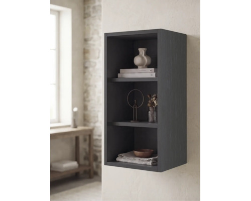 Dunkles Wandregal in Holzoptik mit drei offenen Fächern, dekoriert mit Vasen, Büchern und Schalen in einem hellen, modern eingerichteten Raum.