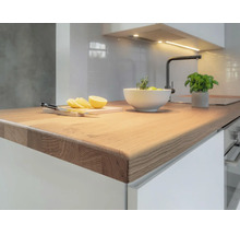 Moderne Küche mit einer Arbeitsplatte aus Massivholz, Schränken und einer Armatur. Helle und organisierte Arbeitsfläche.