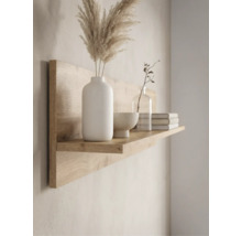 Wandboard aus Holz mit Rückwand, dekoriert mit Vasen, einer Schale und Büchern in einem hellen, minimalistischen Design.