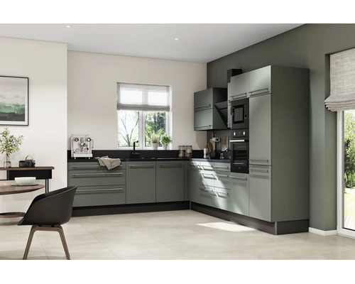 Moderne L-Küche mit salbeigrünen Fronten, dunkler Arbeitsplatte, Einbaubackofen und Mikrowelle in hellem Design.
