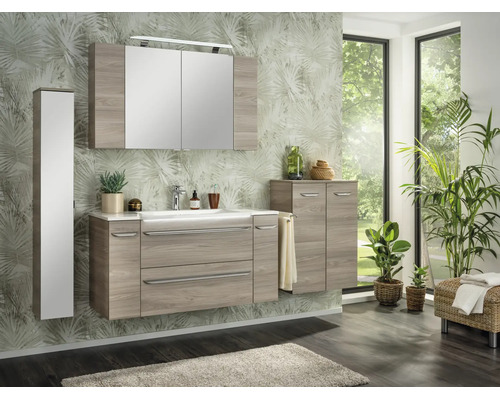 Badezimmermöbel-Set in Holzoptik mit Waschtisch, Spiegelschrank und zwei Beistellschränken in einem hellen, modernen Badezimmer.