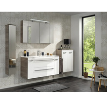 Modernes Badezimmer-Set bestehend aus Waschtischunterschrank, Spiegelschrank mit Beleuchtung, Hochschrank und Seitenschrank in Weiß und Eiche-Optik.