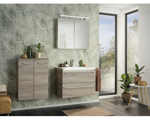 Modernes Badezimmer mit Waschtischunterschrank in heller Holzoptik, weißem Waschbecken, Spiegelschrank mit Beleuchtung und passendem Beischrank.