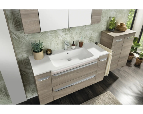 Modernes Badezimmer-Set in heller Holzoptik mit breitem Waschtischunterschrank, weißem Waschbecken, Spiegelschrank und passendem Hochschrank.