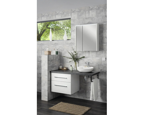 Modernes Badezimmer mit hängendem Waschtischunterschrank, weißer Front, dunkler Platte, Aufsatzwaschbecken und Spiegelschrank an grauer Fliesenwand.