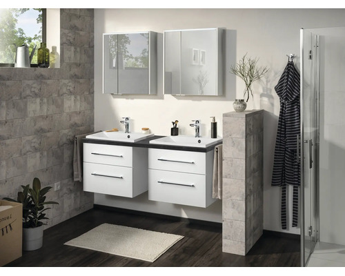Modernes Badezimmer mit Doppelwaschtisch, zwei Spiegelschränken und Wandgestaltung in Steinoptik auf Boden in Holzoptik.