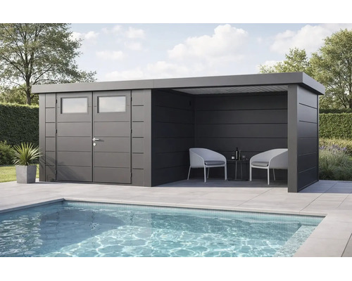 Modernes Metall-Gartenhaus mit Flachdach und integriertem überdachtem Loungebereich mit zwei Stühlen und Tisch, am Pool gelegen.