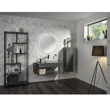 Modernes Badezimmer mit Tapete in Marmoroptik, dunkelgrauem Waschtisch mit Aufsatzbecken, rundem beleuchtetem Spiegel und schwarzem Standregal.