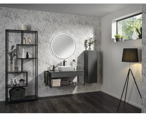 Modernes Badezimmer mit Tapete in Marmoroptik, dunkelgrauem Waschtisch mit Aufsatzbecken, rundem beleuchtetem Spiegel und schwarzem Standregal.