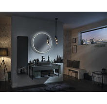 Modernes Badezimmer mit rundem LED-Spiegel, grauem Waschtischunterschrank, Aufsatzwaschbecken und Skyline-Wandtattoo.