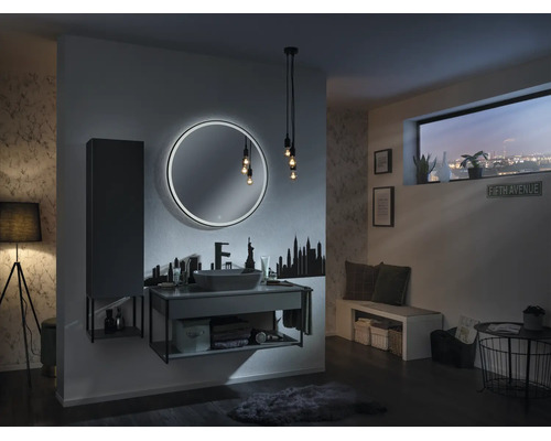 Modernes Badezimmer mit rundem LED-Spiegel, grauem Waschtischunterschrank, Aufsatzwaschbecken und Skyline-Wandtattoo.