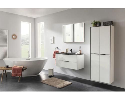 Modernes Badezimmer-Set bestehend aus weißem Waschtischunterschrank mit schwarzen Details, einem Hochschrank und einem großen Spiegel.