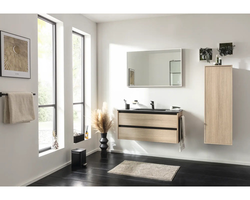 Modernes Badezimmer mit hellem Waschtischunterschrank in Holzoptik, schwarzem Waschbecken, passendem Hochschrank und großem Spiegel.