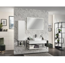 Modernes Badezimmer mit Waschtisch, Aufsatzbecken, LED-Spiegel und Hochschrank mit schwarzen Metallgestellen vor einer Wand in Marmoroptik.
