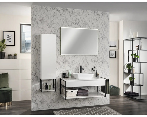 Modernes Badezimmer mit Waschtisch, Aufsatzbecken, LED-Spiegel und Hochschrank mit schwarzen Metallgestellen vor einer Wand in Marmoroptik.