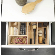 Helle, organisierte Badezimmerschublade mit einem Holzeinsatz zur Aufbewahrung von Kosmetik, Rasierutensilien, Bürsten und Schmuck.