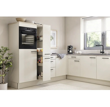 Moderne L-Küche mit hellen Fronten, Einbaubackofen, Apothekerschrank und Spüle mit schwarzer Armatur. Helle, aufgeräumte und organisierte Atmosphäre.