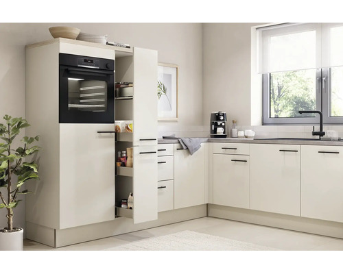 Moderne L-Küche mit hellen Fronten, Einbaubackofen, Apothekerschrank und Spüle mit schwarzer Armatur. Helle, aufgeräumte und organisierte Atmosphäre.