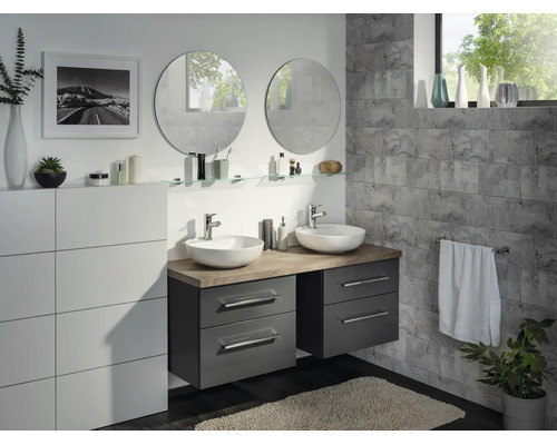 Modernes Badezimmer mit Doppelwaschtisch, zwei weißen Aufsatzbecken, Platte in Holzoptik, grauen Hängeschränken und zwei runden Spiegeln.