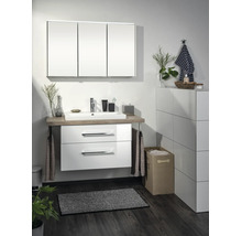 Modernes Badezimmermöbel-Set bestehend aus weißem Unterschrank mit zwei Schubladen, Holzplatte, Keramikwaschbecken und dreitürigem Spiegelschrank.