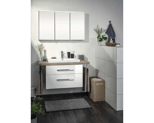 Modernes Badezimmermöbel-Set bestehend aus weißem Unterschrank mit zwei Schubladen, Holzplatte, Keramikwaschbecken und dreitürigem Spiegelschrank.