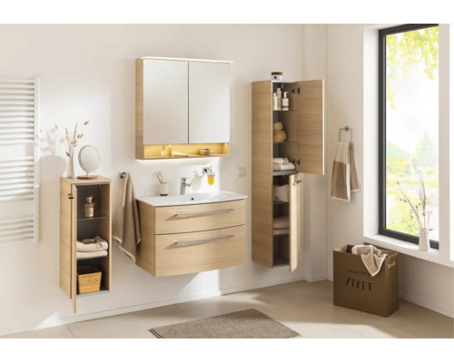 Helles Badezimmermöbel-Set in Holzoptik mit Waschtisch, zweitürigem Spiegelschrank und zwei Hochschränken in einem hellen, modernem Badezimmer.