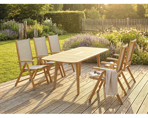 Gartenmöbel-Set aus Holz mit rechteckigem Tisch und fünf Klappstühlen auf einer Holzterrasse in einem sonnigen Garten mit Blumen.