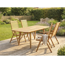 Gartenmöbel-Set aus Holz mit rechteckigem Tisch und vier Klappstühlen auf einer Holzterrasse in einem sonnigen Garten.