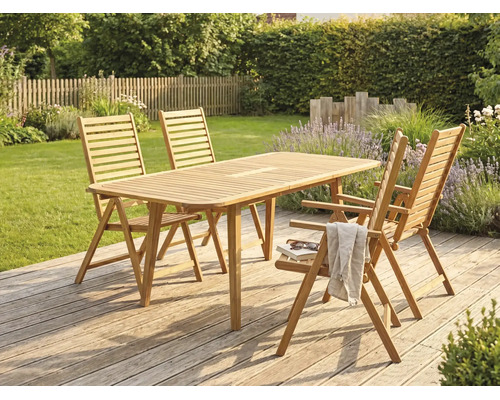 Gartenmöbel-Set aus Holz mit rechteckigem Tisch und vier Klappstühlen auf einer Holzterrasse in einem sonnigen Garten.