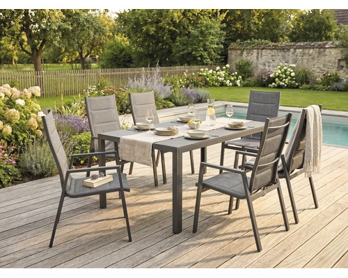 Gartenmöbel-Set mit rechteckigem Esstisch und sechs Armlehnstühlen auf einer Holzterrasse an einem Pool in einer gepflegten Gartenanlage.