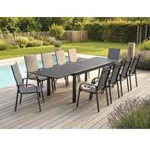 Moderne Garten-Essgruppe mit großem dunkelgrauem Ausziehtisch und zehn Gartenstühlen mit Stoffbespannung auf einer Holzterrasse am Pool.