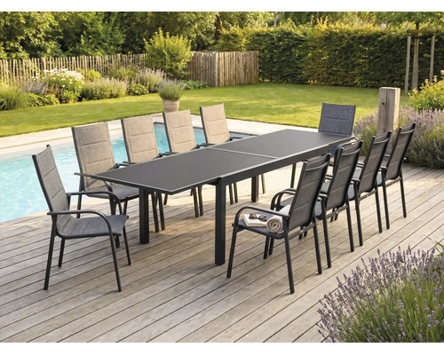 Moderne Garten-Essgruppe mit großem dunkelgrauem Ausziehtisch und zehn Gartenstühlen mit Stoffbespannung auf einer Holzterrasse am Pool.