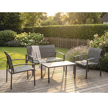 Modernes Garten-Lounge-Set aus Metall und Textilgewebe auf einer Holzterrasse, bestehend aus Bank, zwei Sesseln und Tisch im sonnigen Garten.