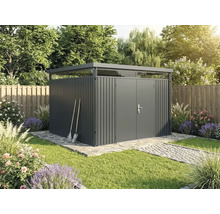 Modernes Gartenhaus aus Metall mit Flachdach, Oberlicht und Doppeltür in einem Garten mit Rasen und Blumen.