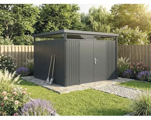 Modernes Gartenhaus aus Metall mit Flachdach, Oberlicht und Doppeltür in einem Garten mit Rasen und Blumen.