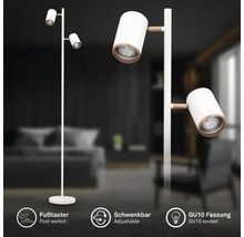 Moderne Stehlampe mit zwei schwenkbaren GU10 Spots, Fußschalter und weißem Metallrahmen mit Holzdetails.
