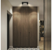Moderner Flur mit einem dunklen Holzschrank, gemusterten Bodenfliesen und einem schwarzen zweiflammigen Deckenstrahler.