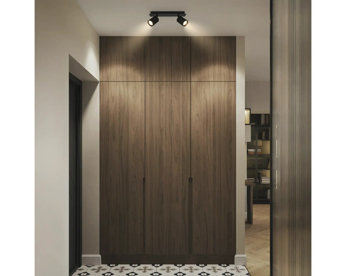 Moderner Flur mit einem dunklen Holzschrank, gemusterten Bodenfliesen und einem schwarzen zweiflammigen Deckenstrahler.