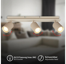 Dreiflammiger Deckenstrahler mit schwenkbaren Köpfen und GU10-Fassung für maximal 9 Watt.