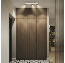 Deckenstrahler 3-flammig im Flur über einem Holzschrank, moderne Innenraumbeleuchtung mit verstellbaren Spots.