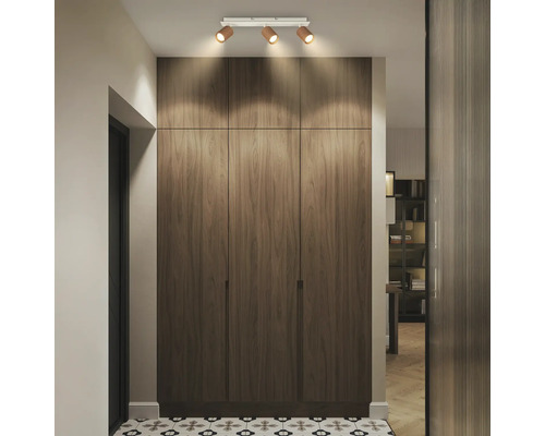 Deckenstrahler 3-flammig im Flur über einem Holzschrank, moderne Innenraumbeleuchtung mit verstellbaren Spots.