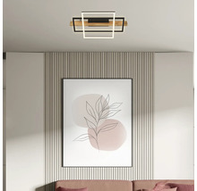 Moderne LED-Deckenleuchte mit geometrischen Quadraten aus Holz und Metall in einem hellen Wohnzimmer über einem eingerahmten Wandbild.