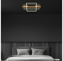 Moderne LED-Deckenleuchte in einem minimalistischen Schlafzimmer mit dunklen Wänden, Holzpaneelen und einem grauen Bett.