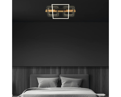 LED-Deckenleuchte mit drei quadratischen Elementen und Holzleiste in einem modern eingerichteten Schlafzimmer mit dunkler Wandgestaltung.