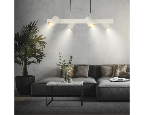 Modernes Wohnzimmer mit weißer vierflammiger Pendelleuchte, grauem Ecksofa, Marmor-Couchtisch und großer Zimmerpalme.