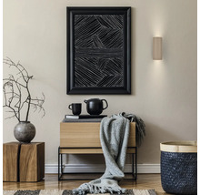 Modern eingerichteter Wohnbereich mit einer hölzernen Sitzbank mit Stauraum, einer Wandlampe, einem abstrakten Wandbild und Wohnaccessoires.