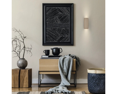 Modern eingerichteter Wohnbereich mit einer hölzernen Sitzbank mit Stauraum, einer Wandlampe, einem abstrakten Wandbild und Wohnaccessoires.