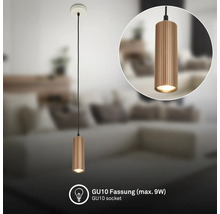 Moderne Pendelleuchte mit zylindrischem, geriffeltem Metallschirm und GU10-Fassung für maximal 9 Watt in einem hellen, organisierten Wohnzimmer.